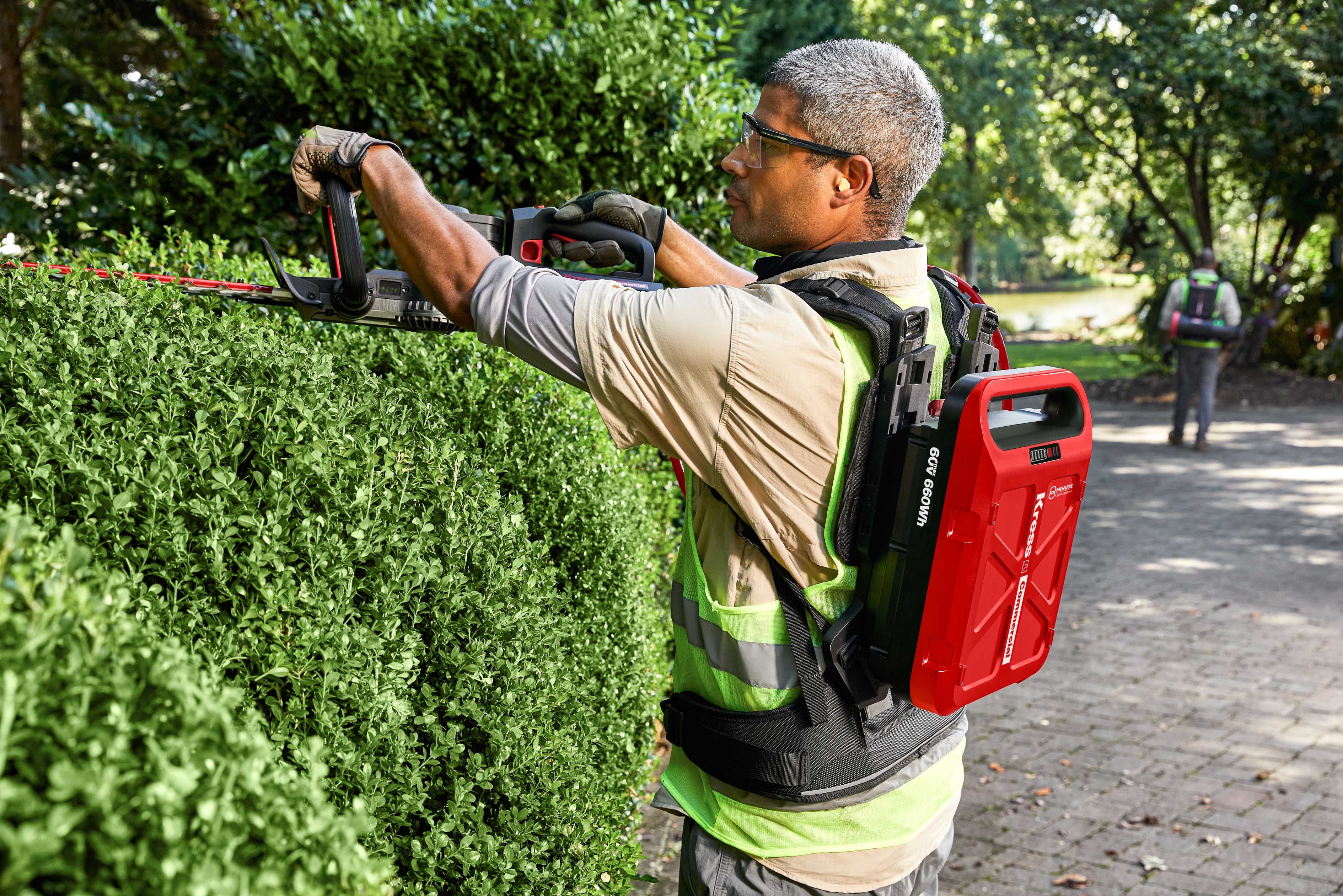 Kress KC200 Commercial Hedge Trimmer - 60V, 63cm/25" Blade - Tool only - Image 2